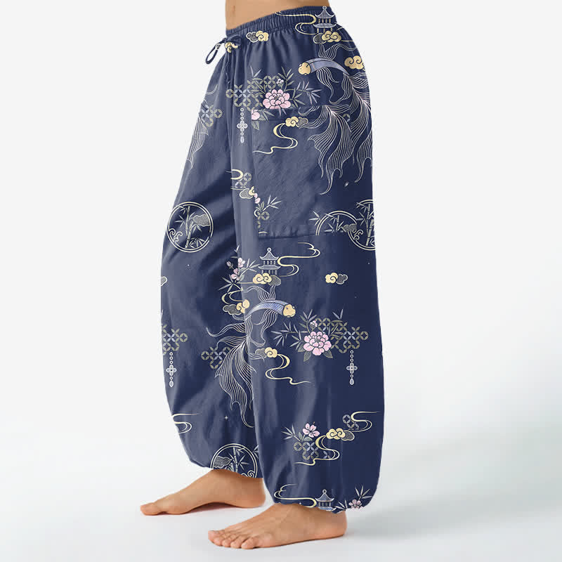 Buddha Stones Pantaloni harem da donna in cotone con elastico in vita e motivo a pesci koi e nuvole di bambù, con tasche laterali. - image 8