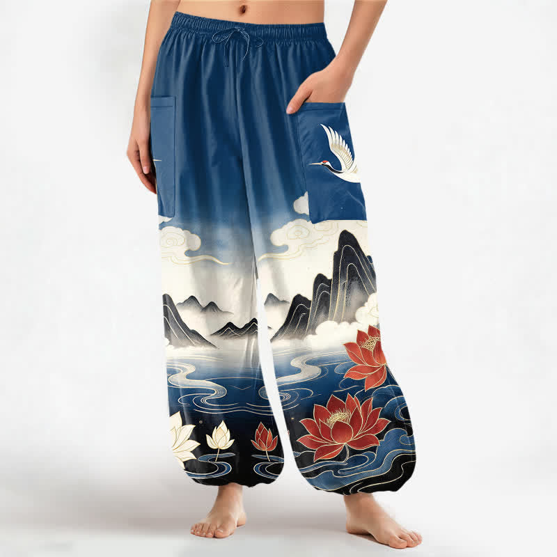 Buddha Stones Pantaloni harem da donna in cotone con elastico in vita e motivo paesaggio orientale con gru di loto, con tasche laterali. - SteelBlue - US16, UK/AU20, EU48 (3XL) - image 0