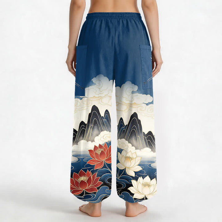 Buddha Stones Pantaloni harem da donna in cotone con elastico in vita e motivo paesaggio orientale con gru di loto, con tasche laterali. - image 2