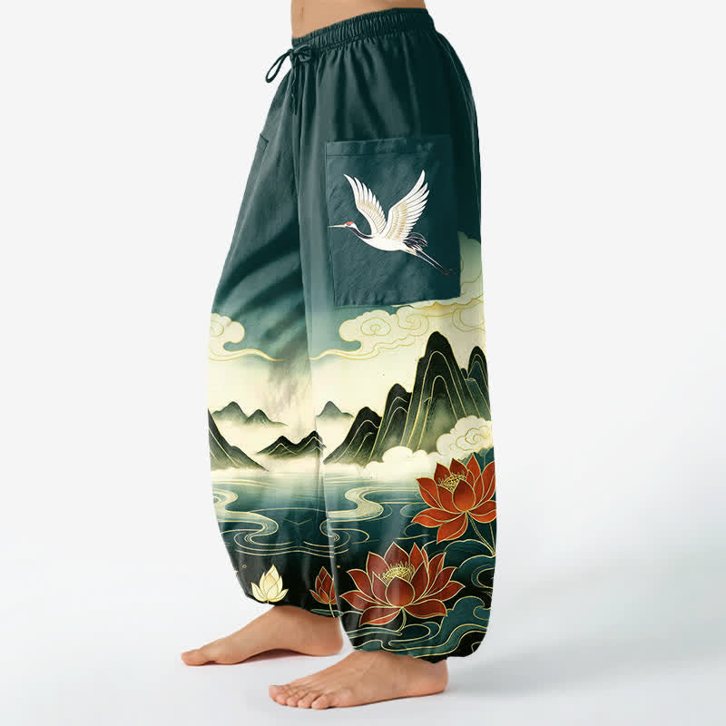 Buddha Stones Pantaloni harem da donna in cotone con elastico in vita e motivo paesaggio orientale con gru di loto, con tasche laterali. - image 8