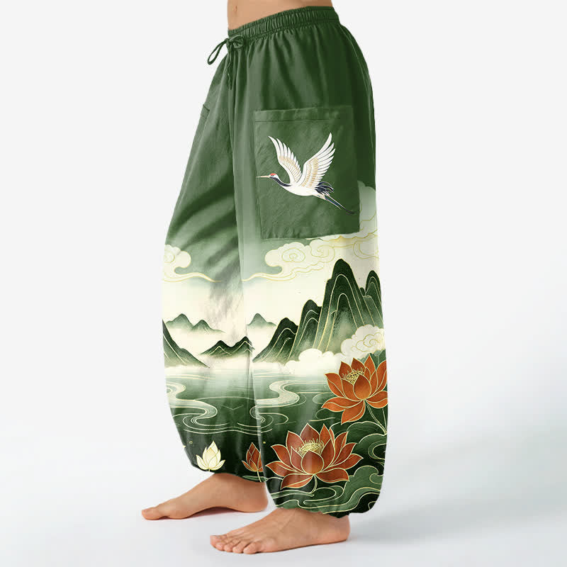Buddha Stones Pantaloni harem da donna in cotone con elastico in vita e motivo paesaggio orientale con gru di loto, con tasche laterali. - image 11