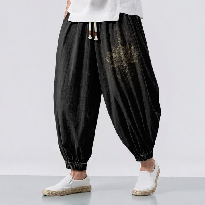 Buddha Stones Pantaloni harem da uomo in puro cotone con coulisse e tasche, motivo geometrico mandala a loto dorato. - Nero - US/UK/AU50, EU60 (5XL) - image 0