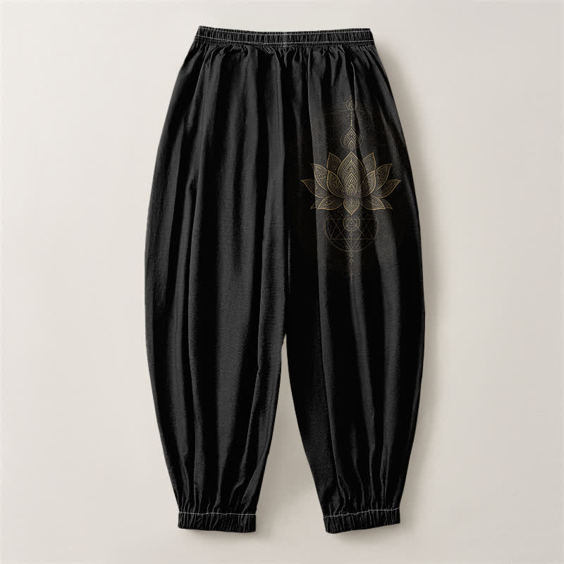 Buddha Stones Pantaloni harem da uomo in puro cotone con coulisse e tasche, motivo geometrico mandala a loto dorato. - image 2