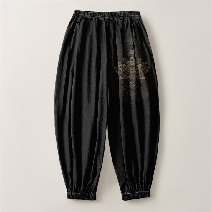 Buddha Stones Pantaloni harem da uomo in puro cotone con coulisse e tasche, motivo geometrico mandala a loto dorato. - image 2
