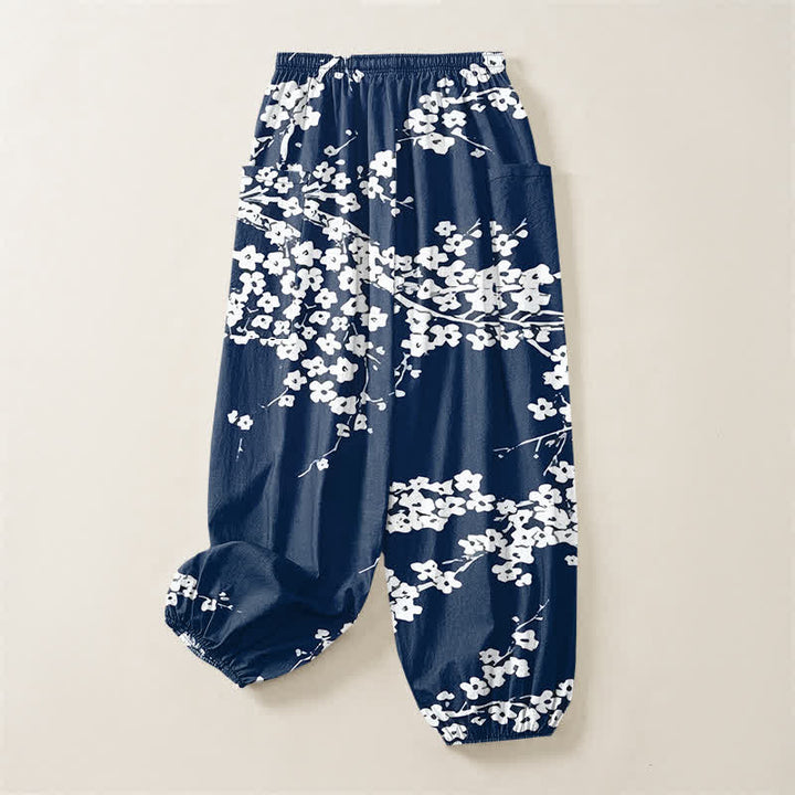 Buddha Stones Pantaloni harem da donna in cotone bianco con motivo a fiori di pruno, vita elasticizzata e tasche laterali. - image 4