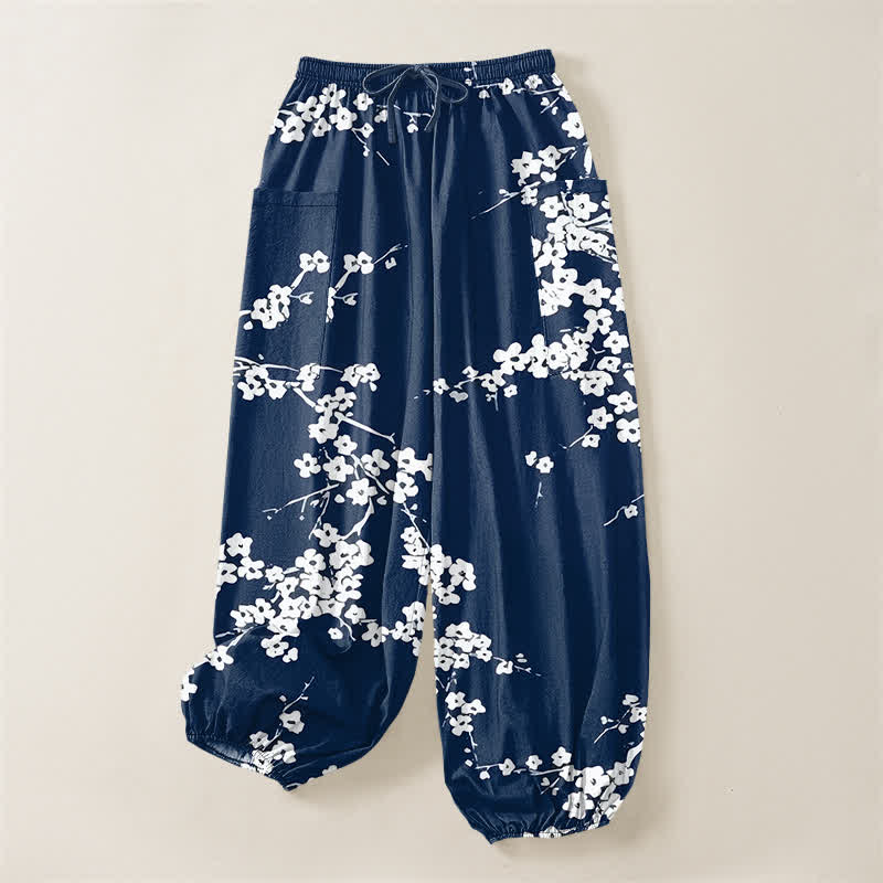 Buddha Stones Pantaloni harem da donna in cotone bianco con motivo a fiori di pruno, vita elasticizzata e tasche laterali. - image 3