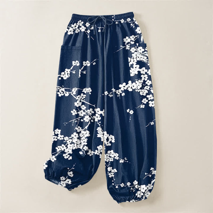 Buddha Stones Pantaloni harem da donna in cotone bianco con motivo a fiori di pruno, vita elasticizzata e tasche laterali. - image 3