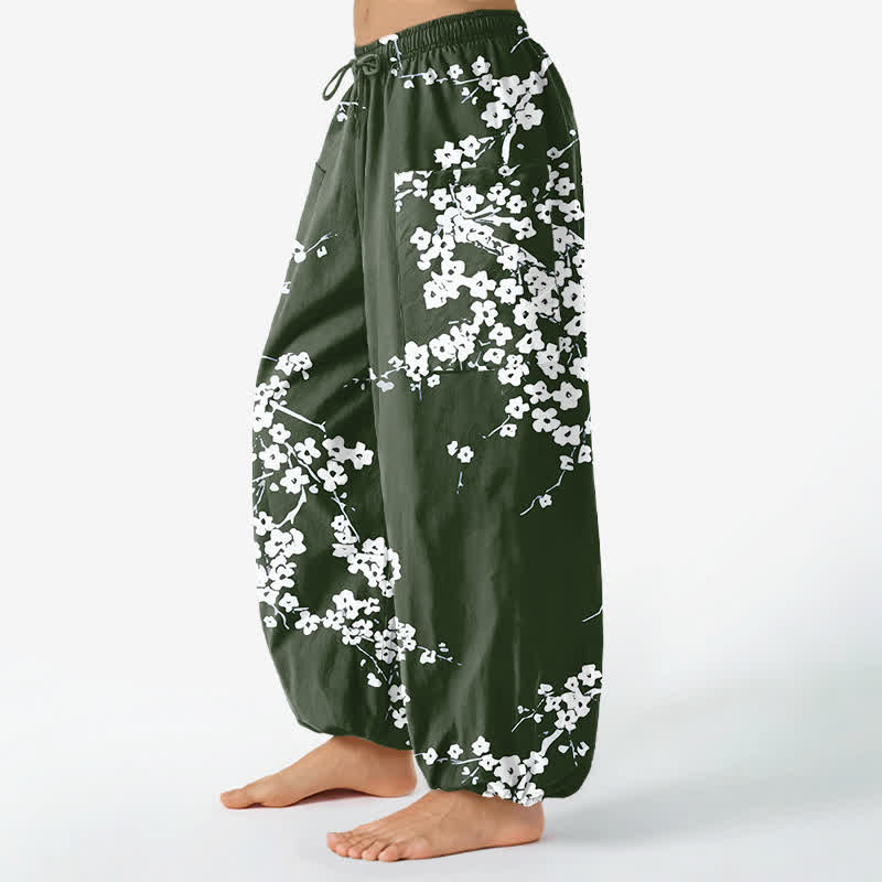 Buddha Stones Pantaloni harem da donna in cotone bianco con motivo a fiori di pruno, vita elasticizzata e tasche laterali. - image 8