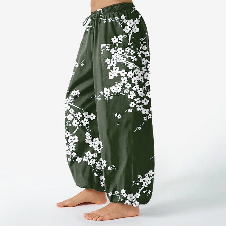 Buddha Stones Pantaloni harem da donna in cotone bianco con motivo a fiori di pruno, vita elasticizzata e tasche laterali. - image 8