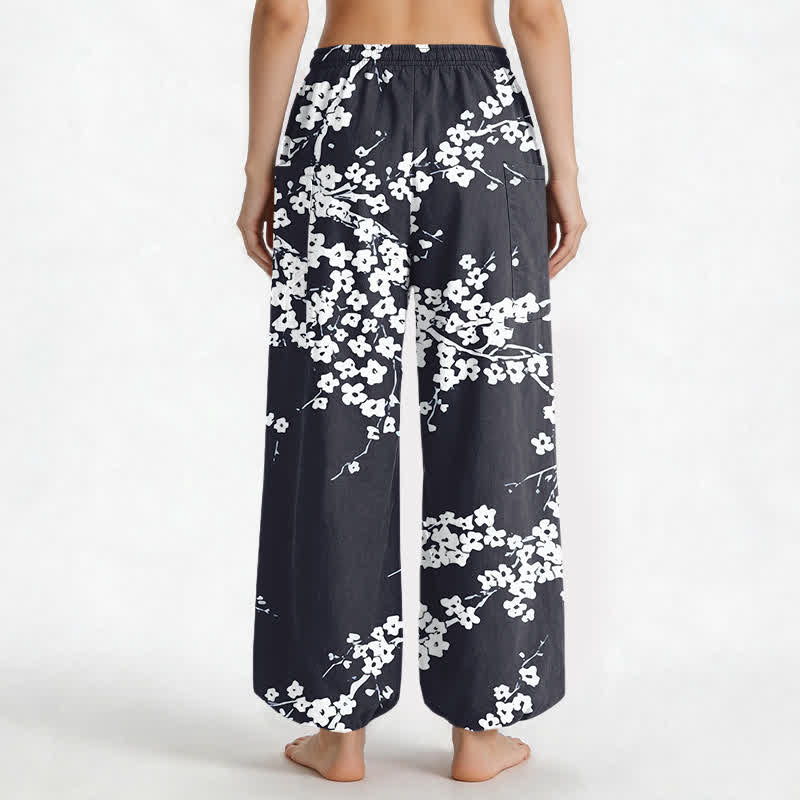 Buddha Stones Pantaloni harem da donna in cotone bianco con motivo a fiori di pruno, vita elasticizzata e tasche laterali. - image 12