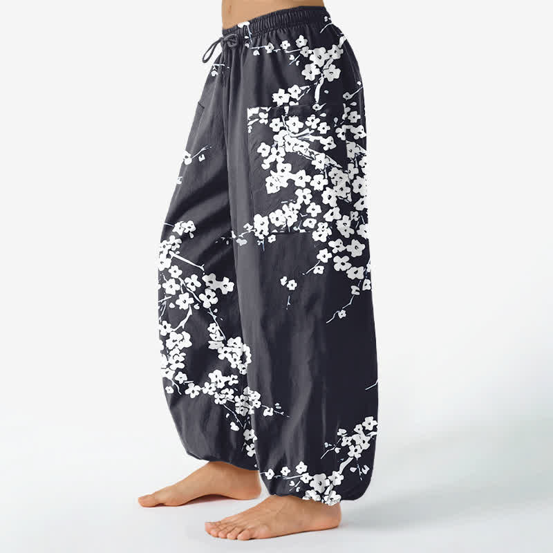Buddha Stones Pantaloni harem da donna in cotone bianco con motivo a fiori di pruno, vita elasticizzata e tasche laterali. - image 11