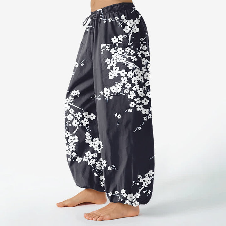 Buddha Stones Pantaloni harem da donna in cotone bianco con motivo a fiori di pruno, vita elasticizzata e tasche laterali. - image 11