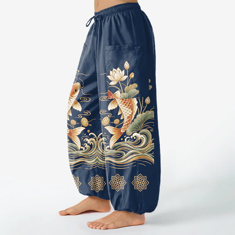 Buddha Stones Pantaloni harem da donna in cotone con elastico in vita e motivo a onde di loto e koi dorati, con tasche laterali. - image 8