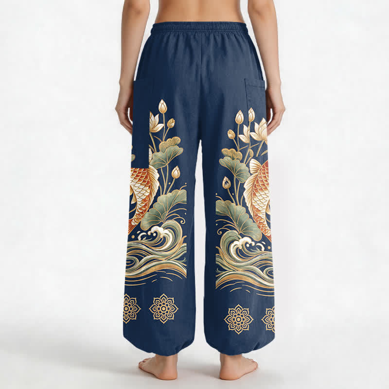 Buddha Stones Pantaloni harem da donna in cotone con elastico in vita e motivo a onde di loto e koi dorati, con tasche laterali. - image 9