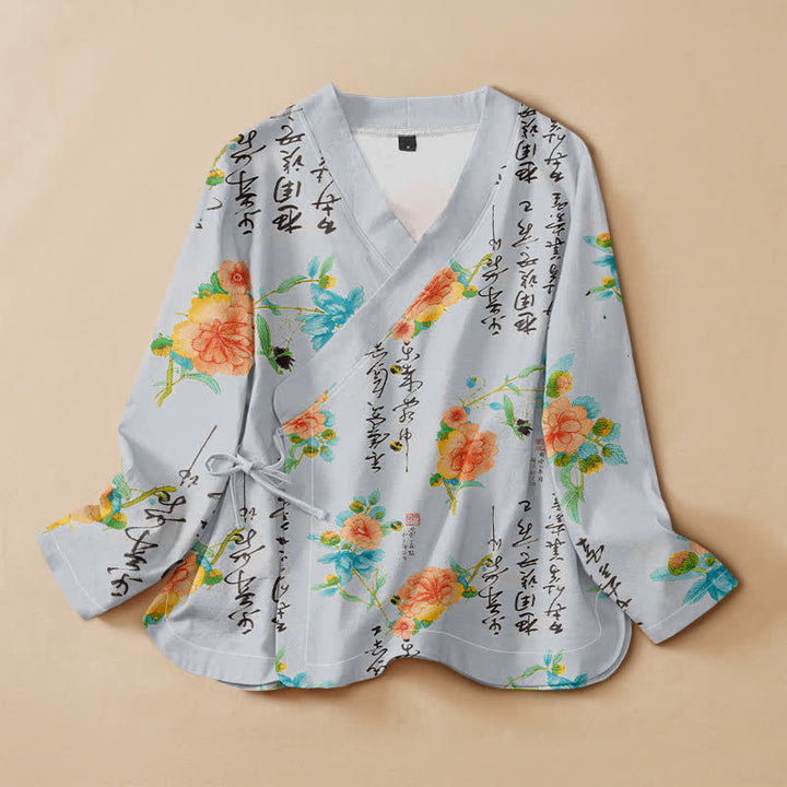 Kimono da donna a maniche lunghe con scollo a V e allacciatura, in cotone con stampa floreale e calligrafia ispirata Buddha Stones. - Azzurro chiaro - US16, UK/AU20, EU48 (3XL) - image 7