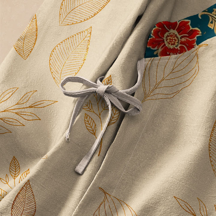 Kimono da donna a maniche lunghe con scollo a V e allacciatura, in cotone con stampa di foglie dorate e fiori rossi e motivo Buddha Stones. - image 3