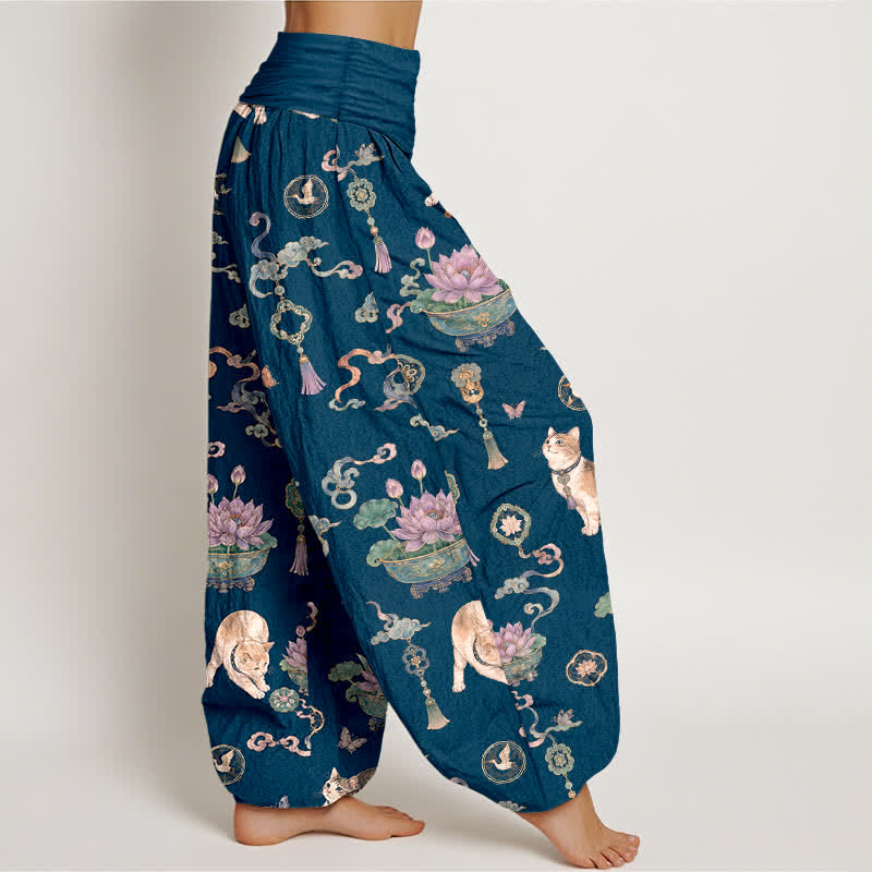 Buddha Stones Pantaloni harem da donna in cotone con motivo gatto loto e nappine, vita elasticizzata. - image 1