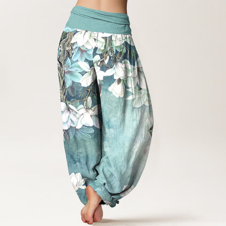 Buddha Stones Pantaloni harem da donna in cotone bianco con fantasia a magnolie e elastico in vita. - image 2