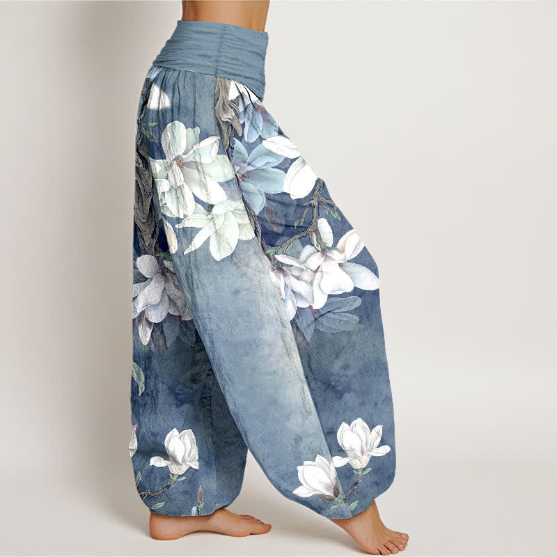 Buddha Stones Pantaloni harem da donna in cotone bianco con fantasia a magnolie e elastico in vita. - image 6