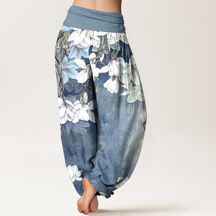 Buddha Stones Pantaloni harem da donna in cotone bianco con fantasia a magnolie e elastico in vita. - image 7