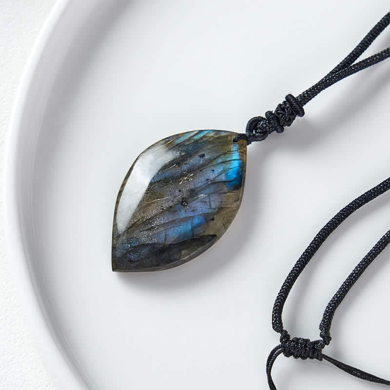 Buddha Stones Collana con cordino intrecciato e design a foglia di labradorite, ispirata all'intuizione. - image 3