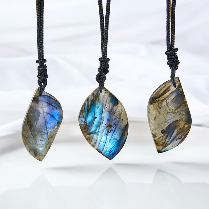 Buddha Stones Collana con cordino intrecciato e design a foglia di labradorite, ispirata all'intuizione. - image 5