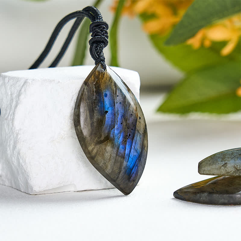 Buddha Stones Collana con cordino intrecciato e design a foglia di labradorite, ispirata all'intuizione. - image 2