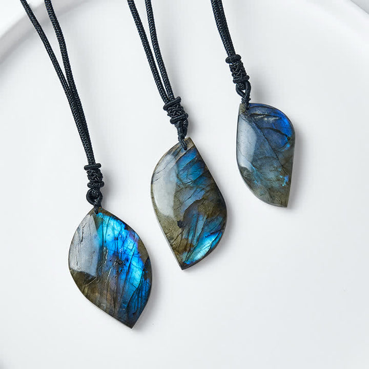 Buddha Stones Collana con cordino intrecciato e design a foglia di labradorite, ispirata all'intuizione. - image 6