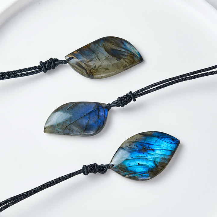 Buddha Stones Collana con cordino intrecciato e design a foglia di labradorite, ispirata all'intuizione. - image 7