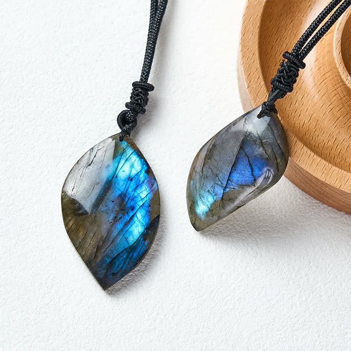 Buddha Stones Collana con cordino intrecciato e design a foglia di labradorite, ispirata all'intuizione. - image 4