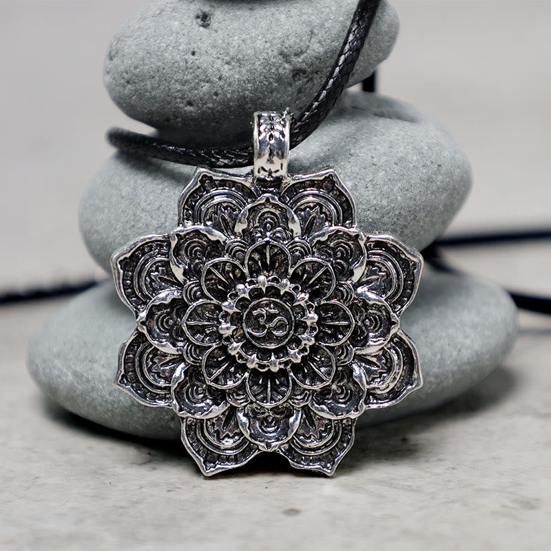 Collana con ciondolo di benedizione del loto tibetano Buddha Stones