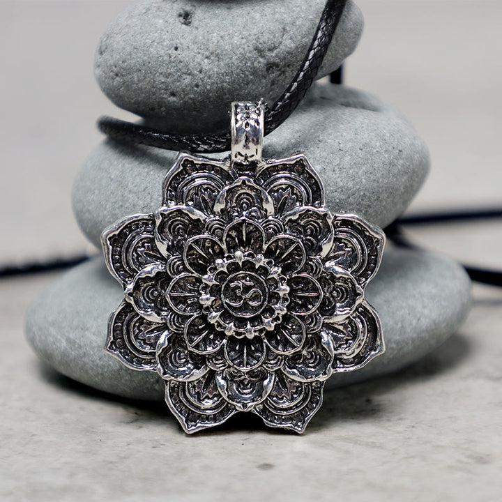 Collana con ciondolo di benedizione del loto tibetano Buddha Stones
