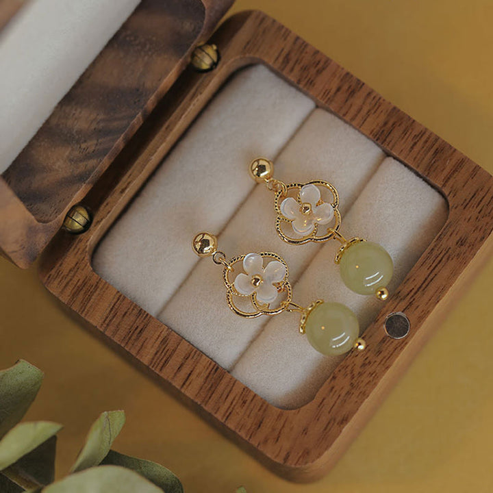 Orecchini pendenti con perline di giada e fiore di pietra di Tridacna Buddha Stones