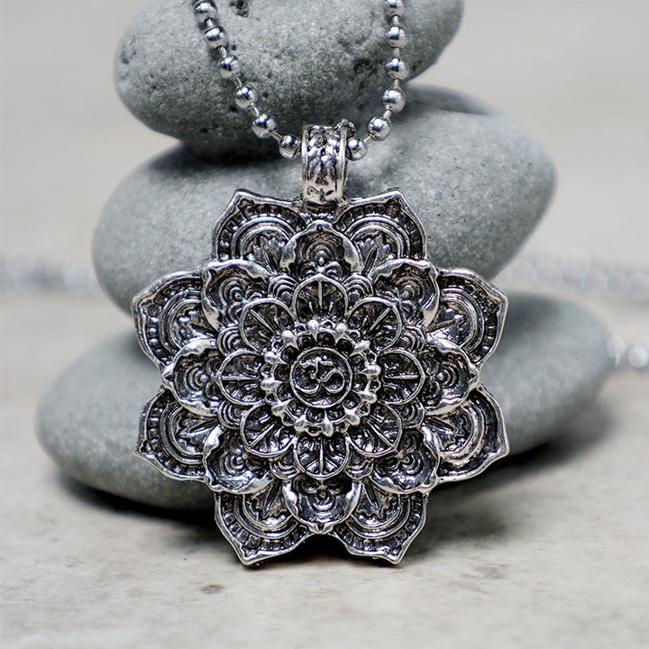 Collana con ciondolo di benedizione del loto tibetano Buddha Stones
