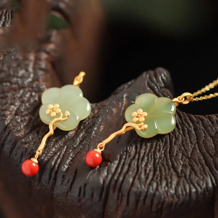 Collana con ciondolo della prosperità in agata rossa e giada con fiore di prugna d'epoca - image 1