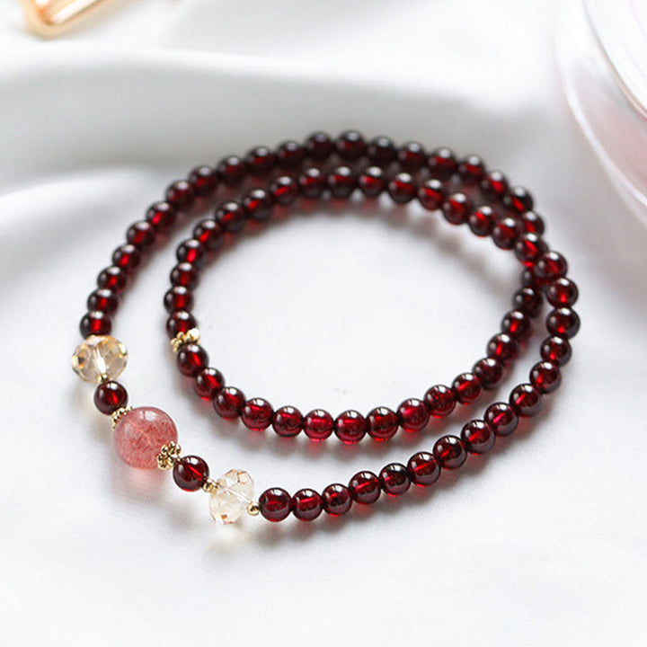 Bracciale Buddha Stones placcato oro 14K con quarzo fragola naturale e granato, stabilità a doppio giro