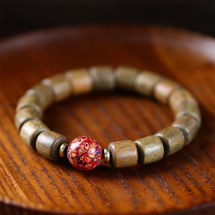 Braccialetto della pace con perline di lacca di sandalo rosso e piccole foglie di sandalo verde naturale Buddha Stones