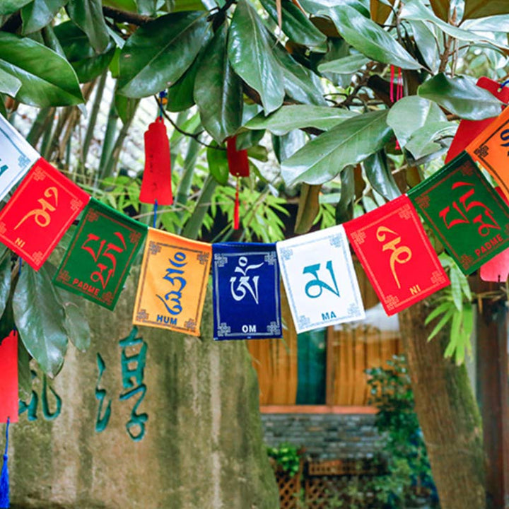 Bandiera decorativa per auto con la benedizione tibetana del cavallo a vento Om Mani Padme Hum, ideale per esterni, con preghiera e decorazione per auto. - image 0