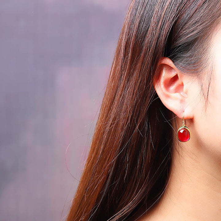 Orecchini pendenti rotondi con gancio in corindone rosso Buddha Stones Confidence