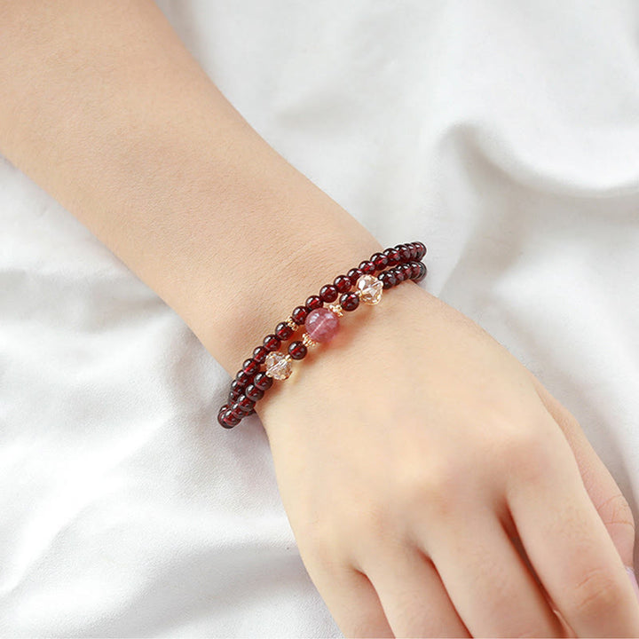 Bracciale Buddha Stones placcato oro 14K con quarzo fragola naturale e granato, stabilità a doppio giro