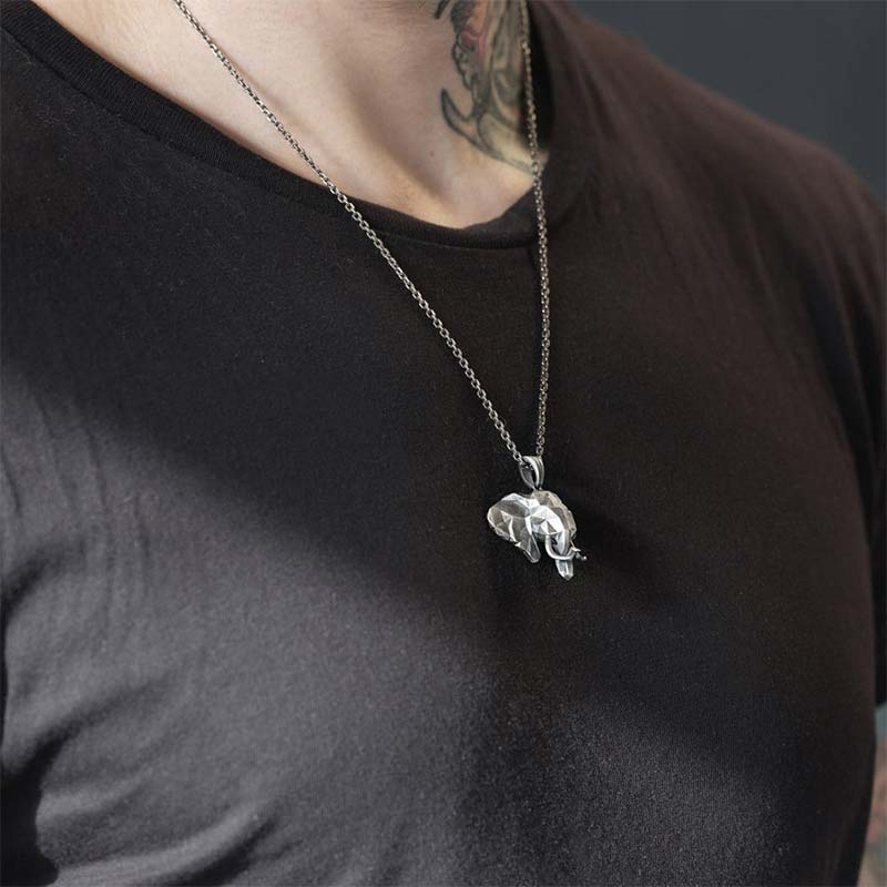 Collana con ciondolo in acciaio al titanio e peltro con elefante e forza