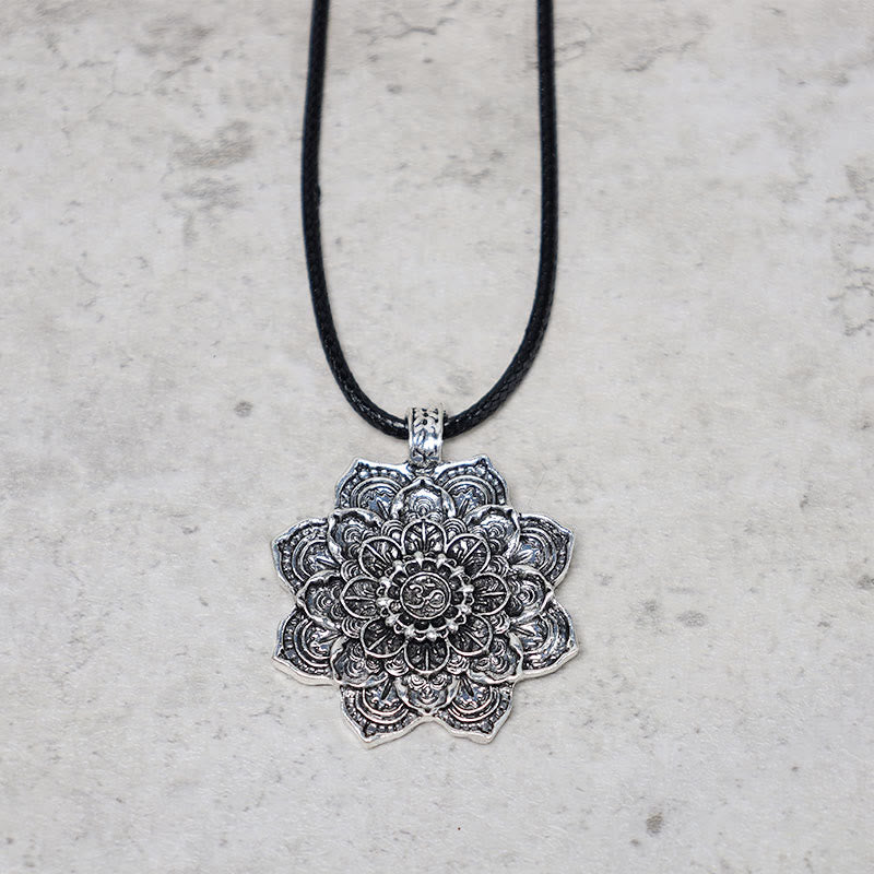 Collana con ciondolo di benedizione del loto tibetano Buddha Stones