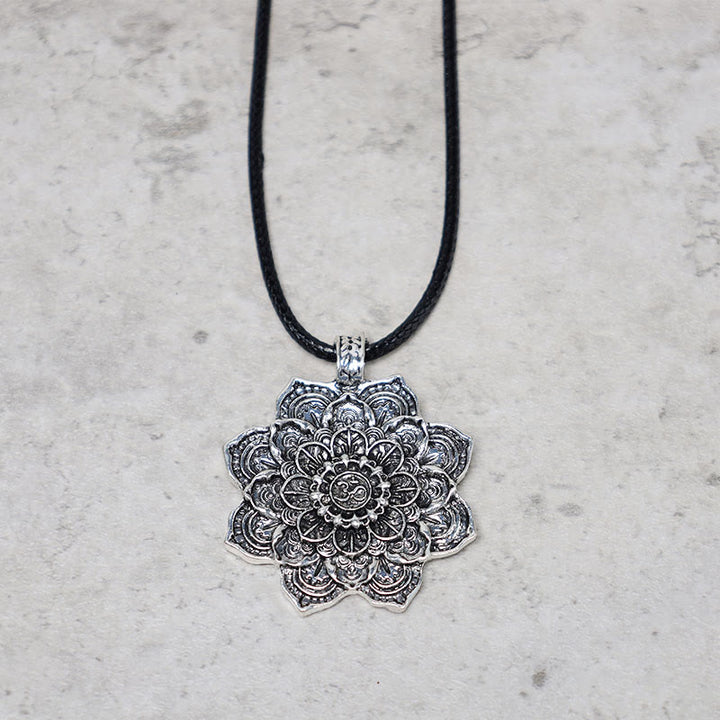 Collana con ciondolo di benedizione del loto tibetano Buddha Stones