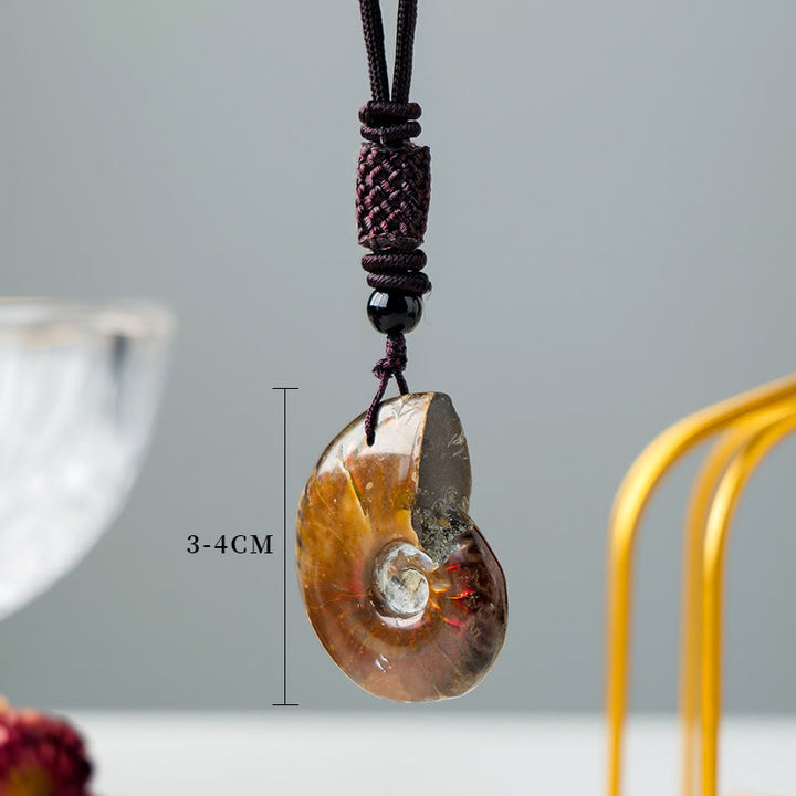 Collana con ciondolo di guarigione di meditazione con motivo a lumaca fossile di ammonite naturale Buddha Stones
