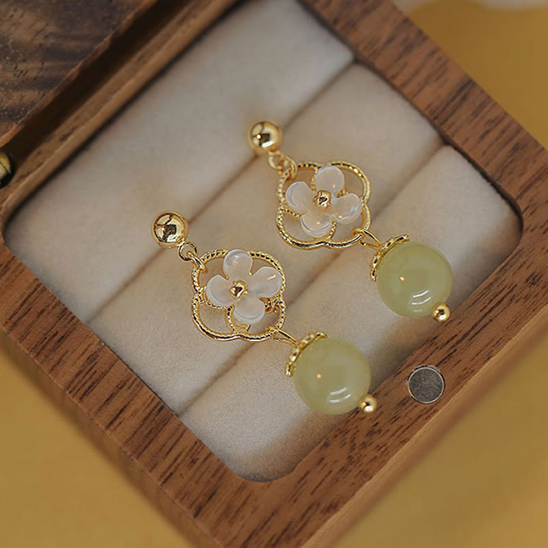 Orecchini pendenti con perline di giada e fiore di pietra di Tridacna Buddha Stones