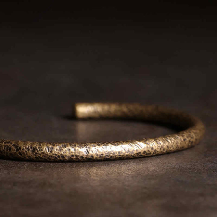 Bracciale regolabile con polsino in rame e design rustico Buddha Stones