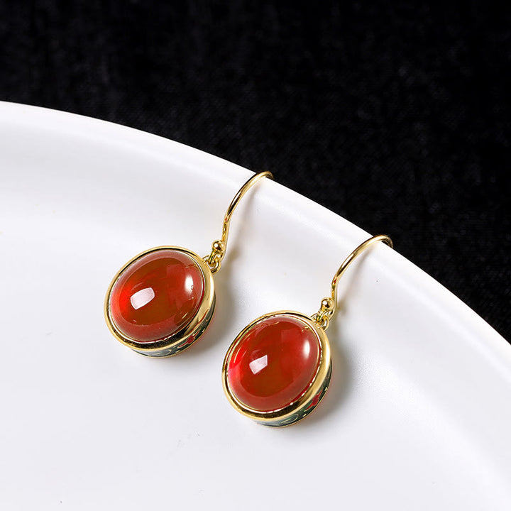 Orecchini pendenti rotondi con gancio in corindone rosso Buddha Stones Confidence