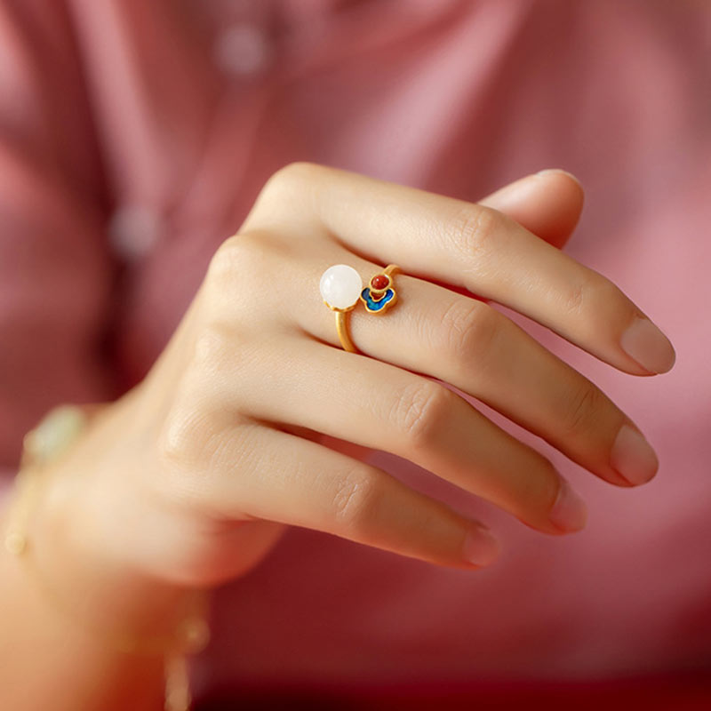 Anello di giada bianca con nuvola propizia e benedizione