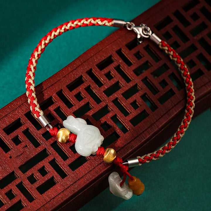Buddha Stones Braccialetto/cavigliera con cordino rosso e giada dello zodiaco cinese, simbolo di prosperità. - Gallo (Bracciale/Cavigliera, misura 19,5+4 cm) - image 13