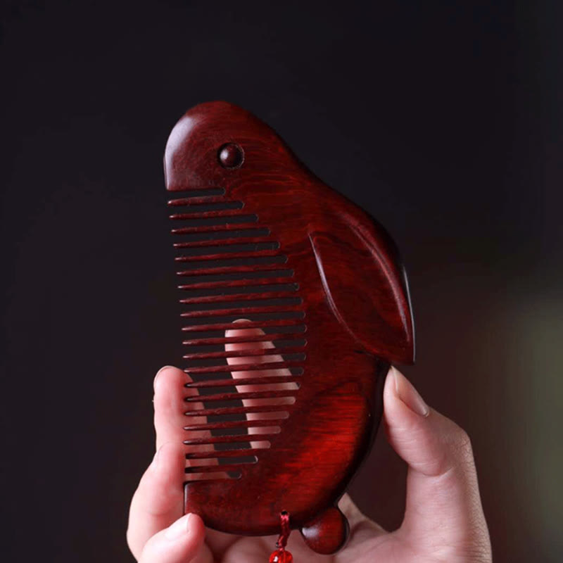 Pettine lenitivo a forma di coniglietto con piccola foglia di sandalo rosso e scatola regalo